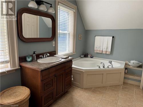 2095 4Th Avenue W, Owen Sound, ON - Indoor Photo Showing Bathroom