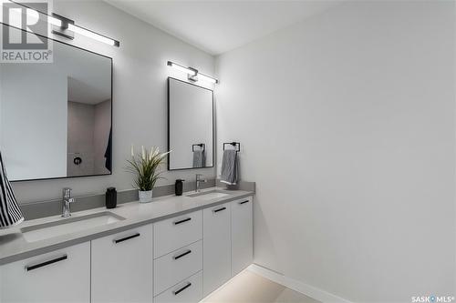 1117 9Th Street, Saskatoon, SK - Indoor Photo Showing Bathroom