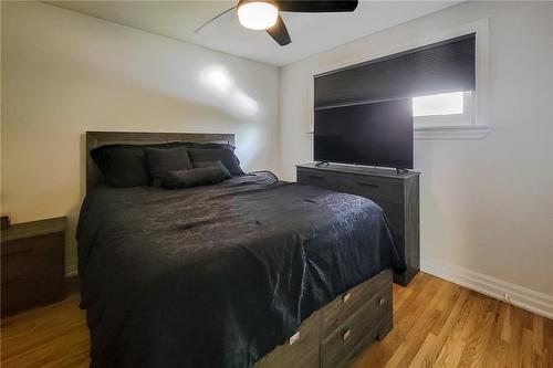 Primary bedroom - 44 Welbourn Drive, Hamilton, ON - Indoor Photo Showing Bedroom