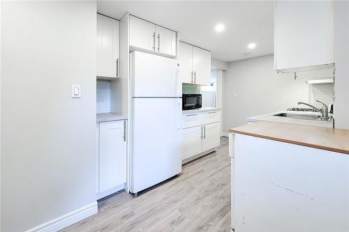 In law kitchen - 44 Welbourn Drive, Hamilton, ON - Indoor Photo Showing Kitchen