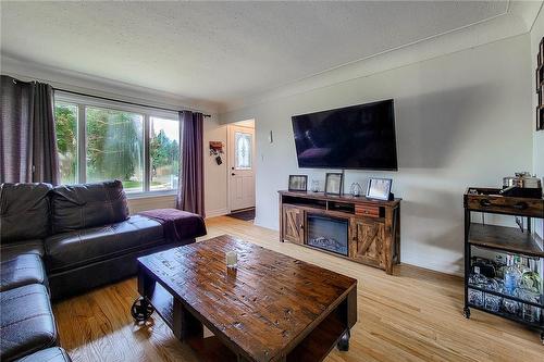 Livingroom - 44 Welbourn Drive, Hamilton, ON - Indoor Photo Showing Living Room