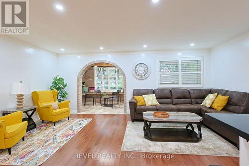 4124 Preston Avenue, Niagara Falls, ON - Indoor Photo Showing Living Room