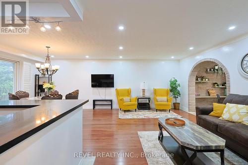 4124 Preston Avenue, Niagara Falls, ON - Indoor Photo Showing Living Room