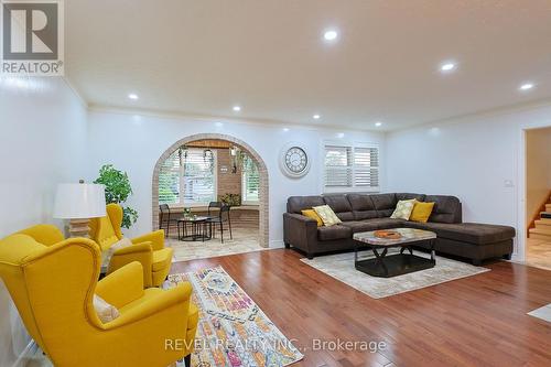 4124 Preston Avenue, Niagara Falls, ON - Indoor Photo Showing Living Room