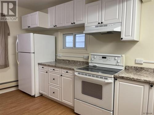 23-25 Aura Lake St, Timmins, ON - Indoor Photo Showing Kitchen