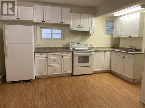 23-25 Aura Lake St, Timmins, ON - Indoor Photo Showing Kitchen