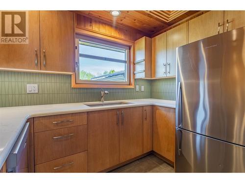 901 Barrington Avenue, Penticton, BC - Indoor Photo Showing Kitchen