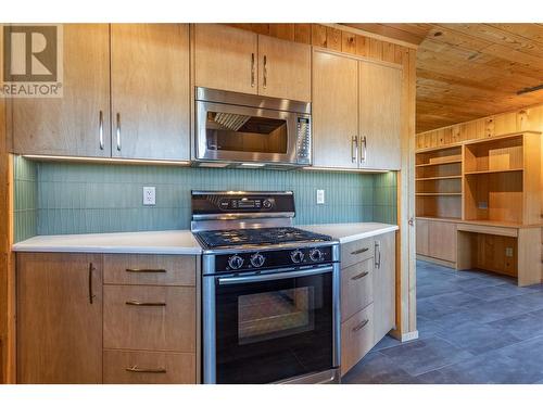 901 Barrington Avenue, Penticton, BC - Indoor Photo Showing Kitchen