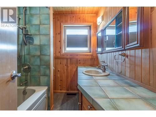 901 Barrington Avenue, Penticton, BC - Indoor Photo Showing Bathroom