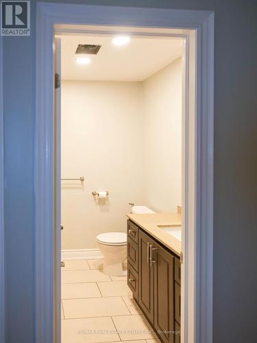 261 Hollymount Drive, Mississauga (Hurontario), ON - Indoor Photo Showing Bathroom