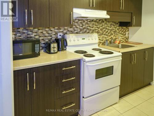 261 Hollymount Drive, Mississauga (Hurontario), ON - Indoor Photo Showing Kitchen