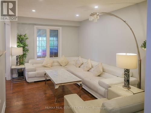 261 Hollymount Drive, Mississauga (Hurontario), ON - Indoor Photo Showing Living Room