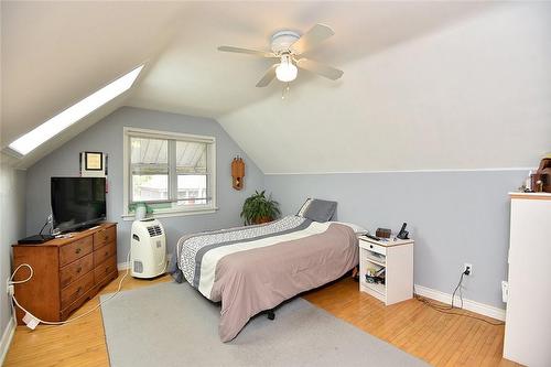 217 Grant Avenue, Hamilton, ON - Indoor Photo Showing Bedroom