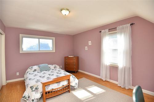 217 Grant Avenue, Hamilton, ON - Indoor Photo Showing Bedroom