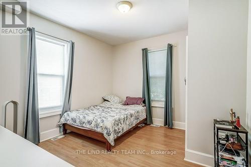 81 Wellington Street E, Aurora, ON - Indoor Photo Showing Bedroom