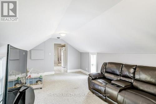 81 Wellington Street E, Aurora, ON - Indoor Photo Showing Living Room