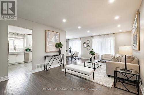 21 Sir Kay Drive, Markham (Markham Village), ON - Indoor Photo Showing Living Room