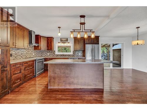 1555 Hollywood Road S, Kelowna, BC - Indoor Photo Showing Kitchen With Upgraded Kitchen