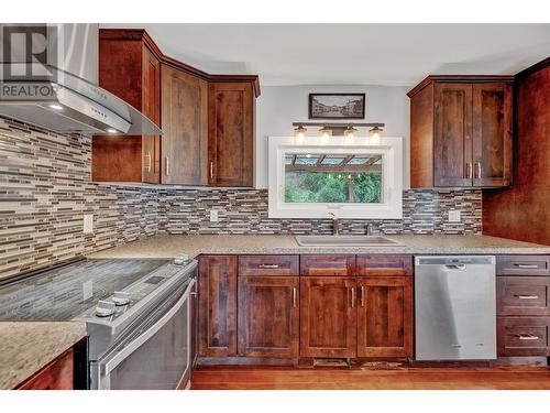 1555 Hollywood Road S, Kelowna, BC - Indoor Photo Showing Kitchen