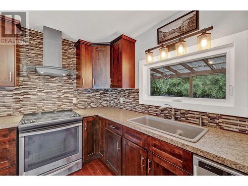 1555 Hollywood Road S, Kelowna, BC - Indoor Photo Showing Kitchen