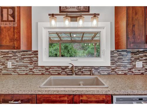 1555 Hollywood Road S, Kelowna, BC - Indoor Photo Showing Kitchen