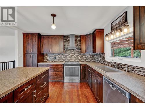 1555 Hollywood Road S, Kelowna, BC - Indoor Photo Showing Kitchen