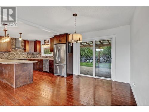 1555 Hollywood Road S, Kelowna, BC - Indoor Photo Showing Kitchen With Upgraded Kitchen