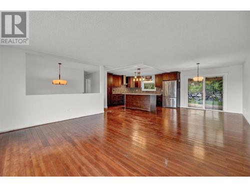 1555 Hollywood Road S, Kelowna, BC - Indoor Photo Showing Living Room