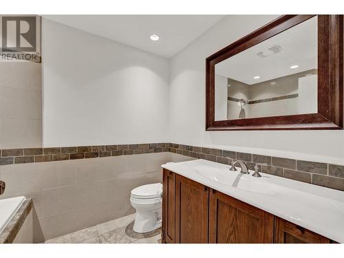 1555 Hollywood Road S, Kelowna, BC - Indoor Photo Showing Bathroom