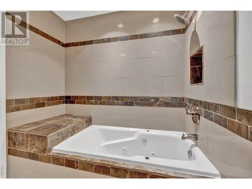 1555 Hollywood Road S, Kelowna, BC - Indoor Photo Showing Bathroom