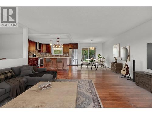 1555 Hollywood Road S, Kelowna, BC - Indoor Photo Showing Living Room