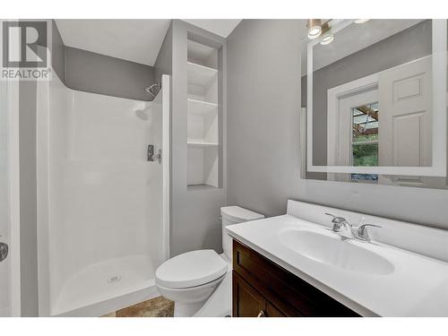 1555 Hollywood Road S, Kelowna, BC - Indoor Photo Showing Bathroom