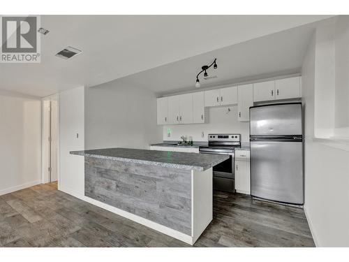 1555 Hollywood Road S, Kelowna, BC - Indoor Photo Showing Kitchen