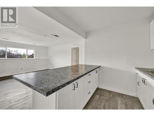 1555 Hollywood Road S, Kelowna, BC - Indoor Photo Showing Kitchen