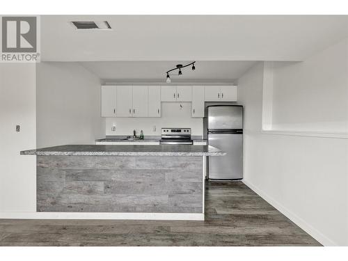 1555 Hollywood Road S, Kelowna, BC - Indoor Photo Showing Kitchen