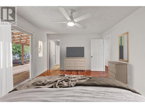 1555 Hollywood Road S, Kelowna, BC - Indoor Photo Showing Bedroom