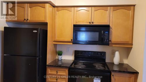 409 - 10 Mendelssohn Street, Toronto (Clairlea-Birchmount), ON - Indoor Photo Showing Kitchen