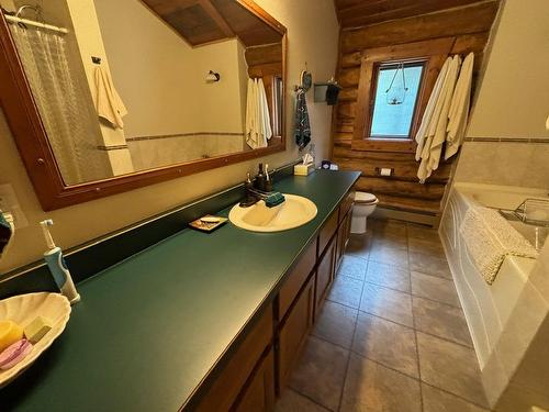 1980 Snowball Creek Road, Grand Forks, BC - Indoor Photo Showing Bathroom