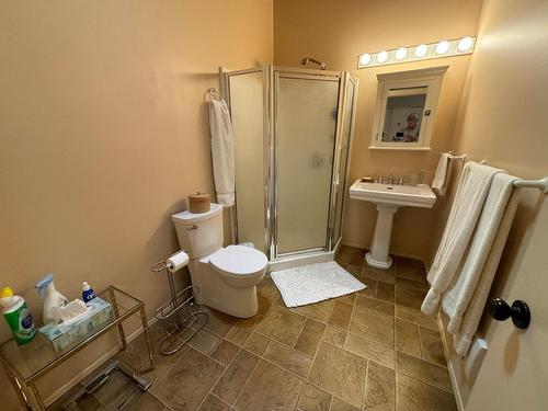 1980 Snowball Creek Road, Grand Forks, BC - Indoor Photo Showing Bathroom