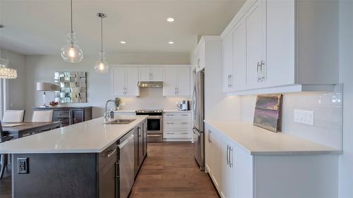 1740 Tower Ranch Drive, Kelowna, BC - Indoor Photo Showing Kitchen With Double Sink With Upgraded Kitchen