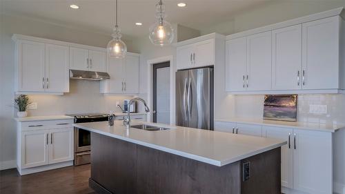 1740 Tower Ranch Drive, Kelowna, BC - Indoor Photo Showing Kitchen With Double Sink With Upgraded Kitchen