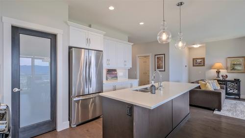 1740 Tower Ranch Drive, Kelowna, BC - Indoor Photo Showing Kitchen With Double Sink With Upgraded Kitchen