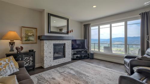 1740 Tower Ranch Drive, Kelowna, BC - Indoor Photo Showing Living Room With Fireplace