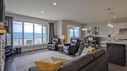 1740 Tower Ranch Drive, Kelowna, BC - Indoor Photo Showing Living Room