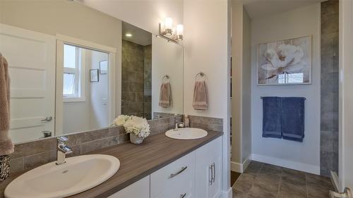 1740 Tower Ranch Drive, Kelowna, BC - Indoor Photo Showing Bathroom