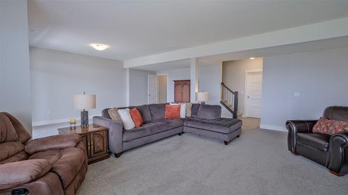 1740 Tower Ranch Drive, Kelowna, BC - Indoor Photo Showing Living Room