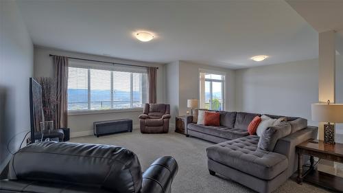 1740 Tower Ranch Drive, Kelowna, BC - Indoor Photo Showing Living Room