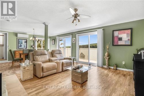 93 Montpetit Street, Prescott And Russell, ON - Indoor Photo Showing Living Room