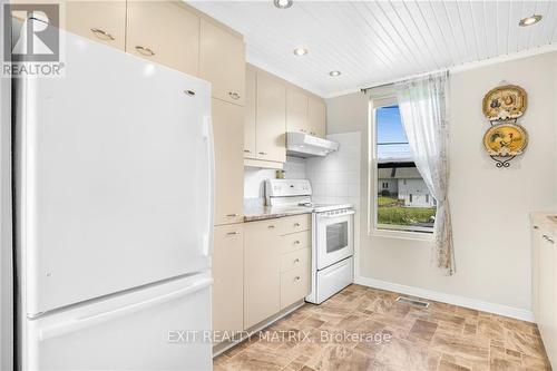 93 Montpetit Street, Prescott And Russell, ON - Indoor Photo Showing Kitchen