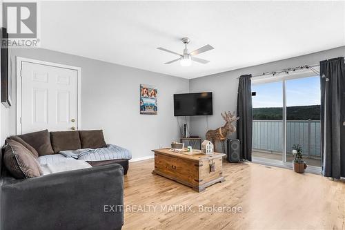 93 Montpetit Street, Prescott And Russell, ON - Indoor Photo Showing Living Room